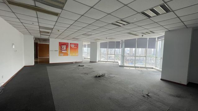 高地中心 成华区 735.29㎡  超甲级 电梯口