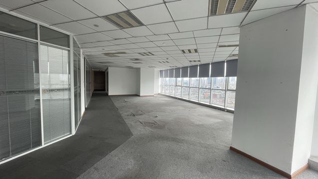 高地中心 成华区 735.29㎡  超甲级 电梯口