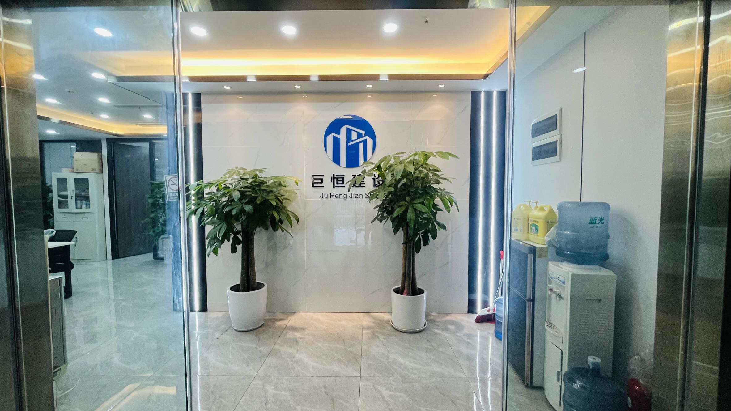 西环广场 青羊区 145.00㎡ 精装 乙级 电梯口
