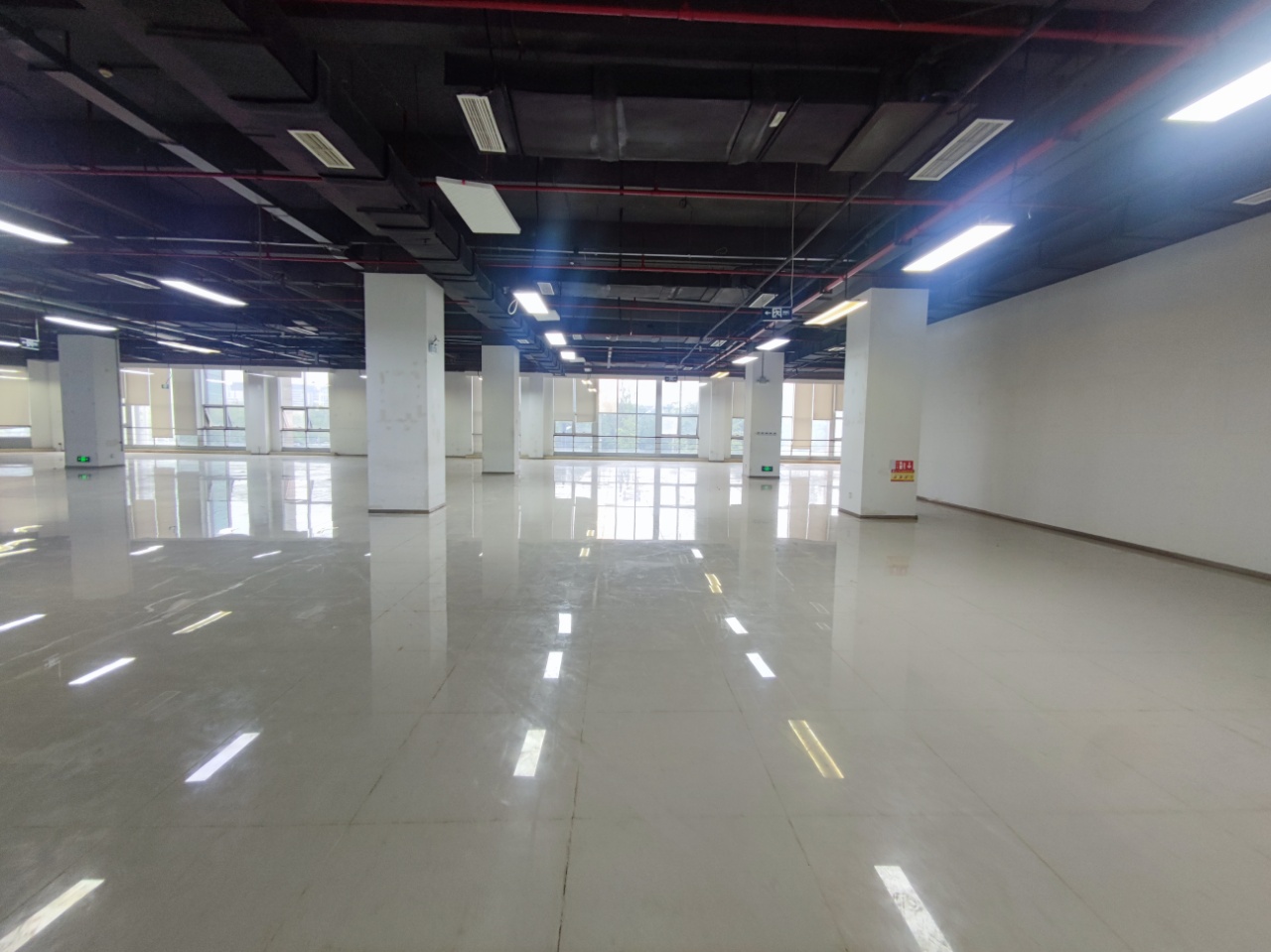 青羊工业总部基地 青羊区 2869.88㎡ 简装  甲级 无加时费,多面采光,整层,通上下水,通天然气,带广告昭示